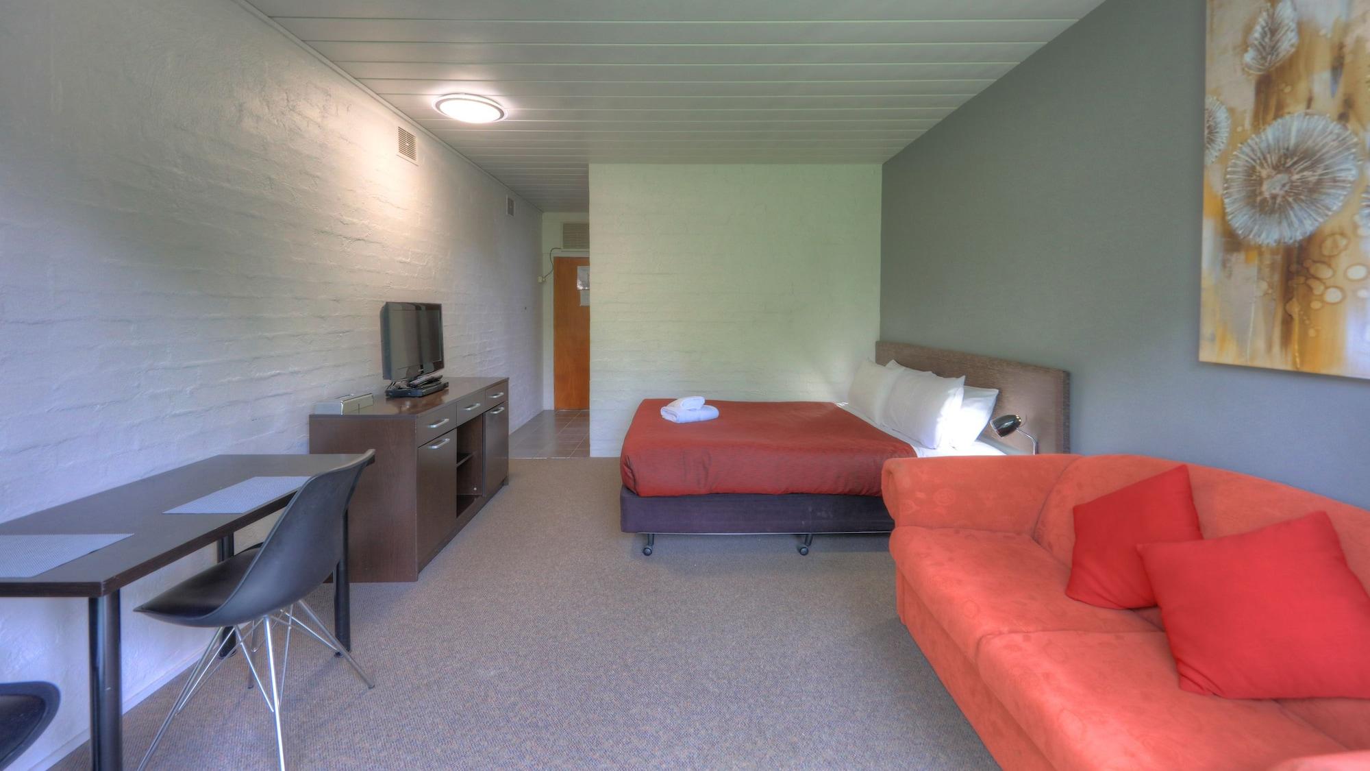 Riverbank Park Motel Bright Exterior photo