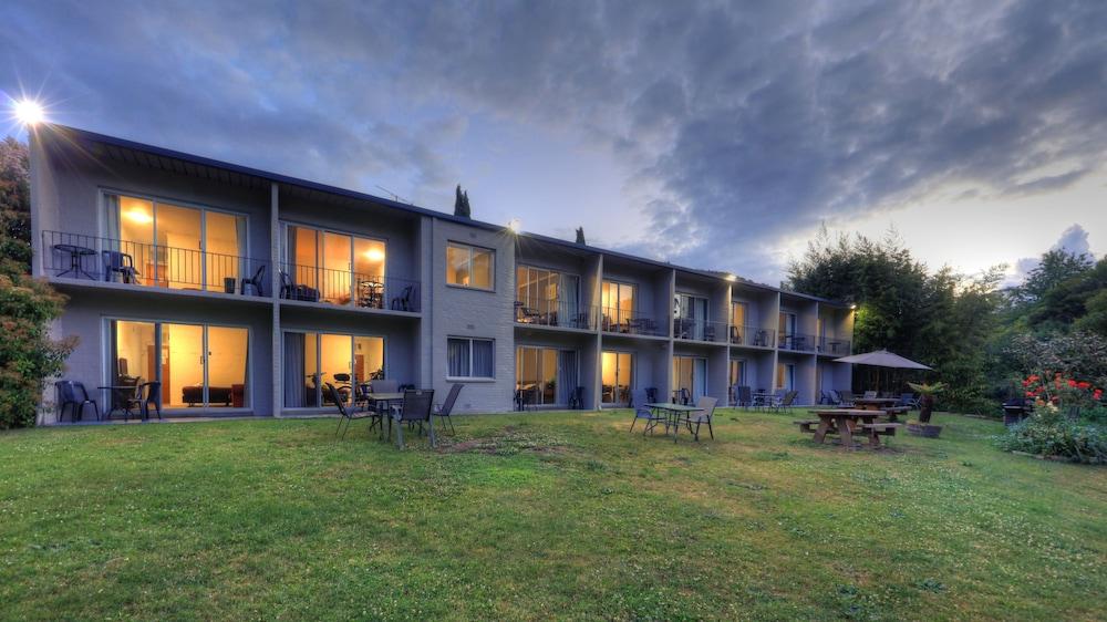 Riverbank Park Motel Bright Exterior photo