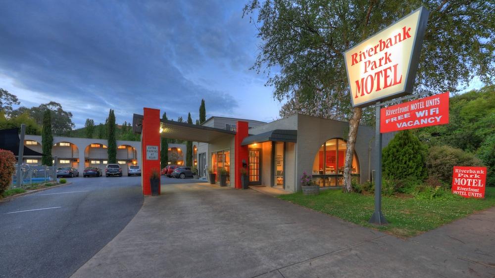 Riverbank Park Motel Bright Exterior photo