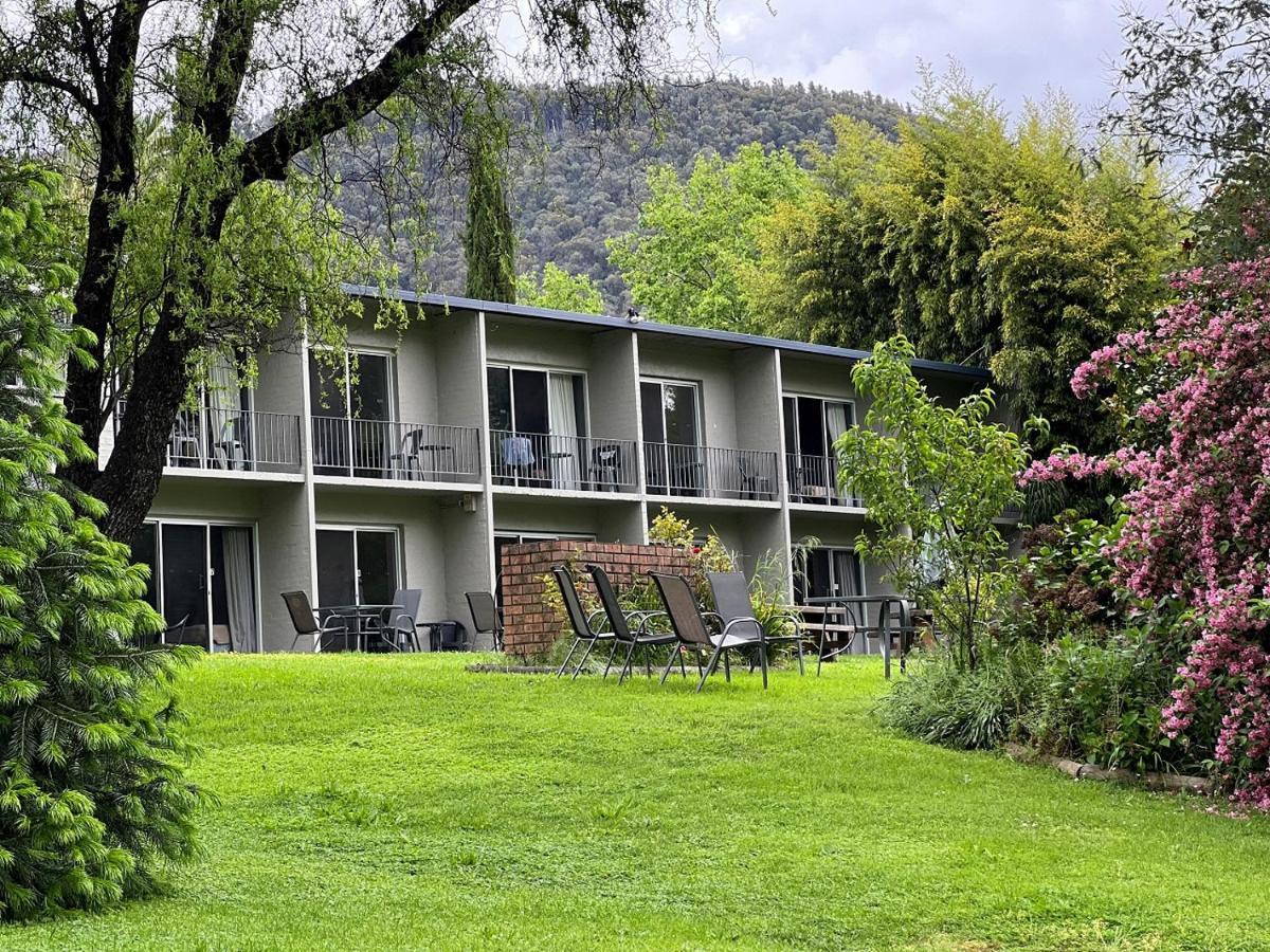Riverbank Park Motel Bright Exterior photo