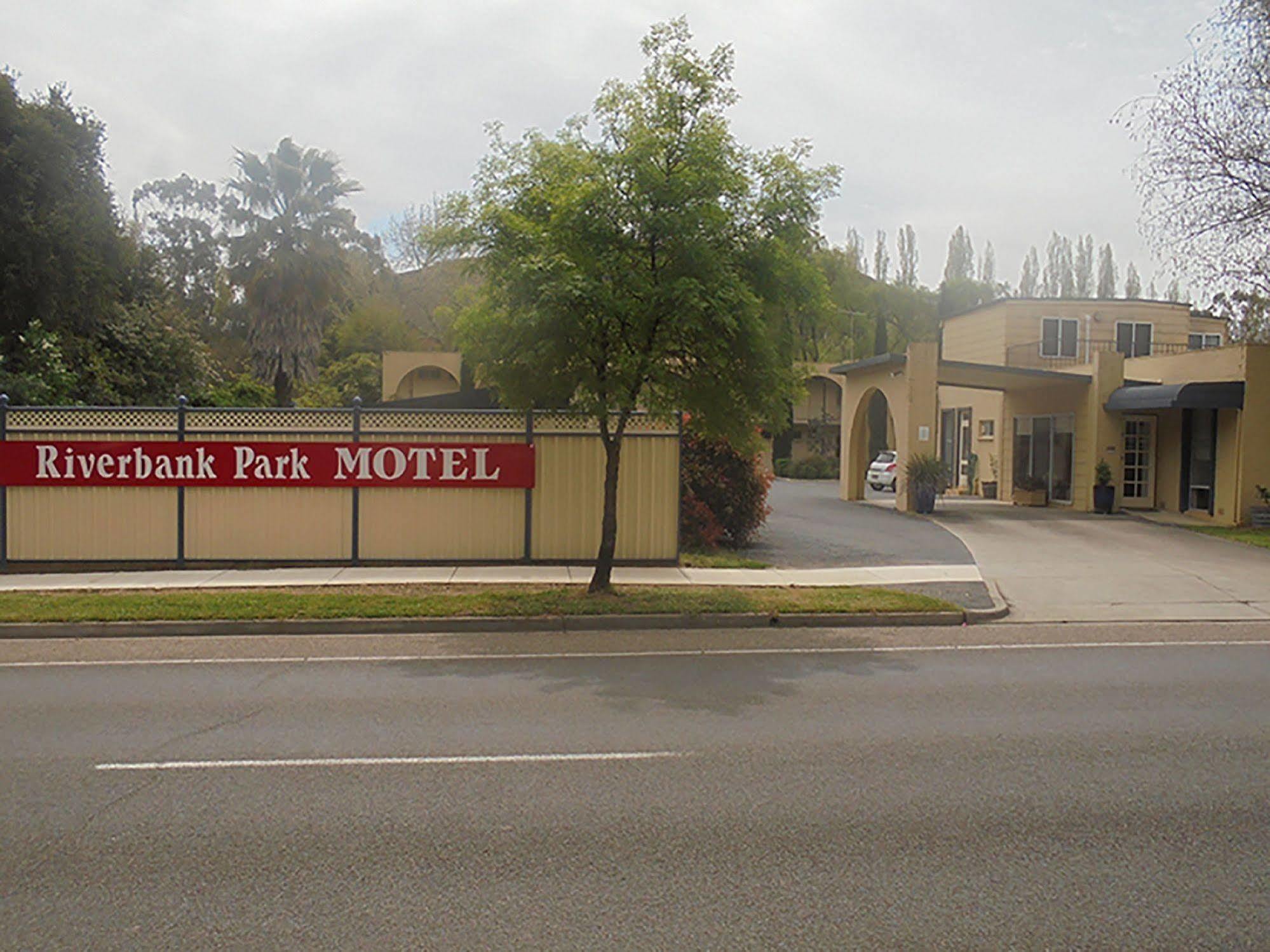Riverbank Park Motel Bright Exterior photo